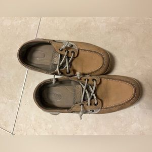 Woman’s sperry topsiders
